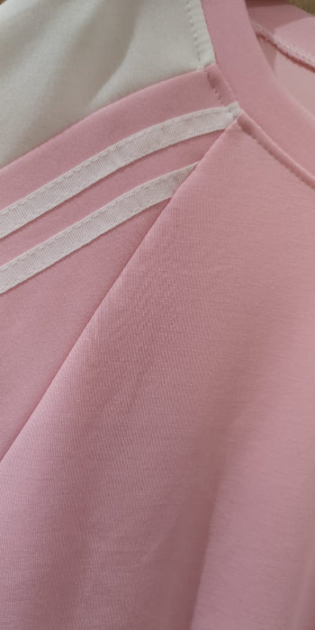 Sweat bicolor rose avec bandes blanches sur les manches. Photo détail. 