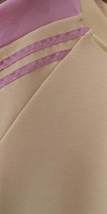 Sweat bicolor jaune avec bandes rose sur les manches. Photo détail. 