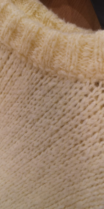 Pull tunique col rond jaune pale . Photo détail