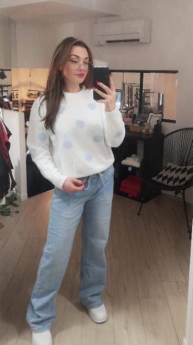Pull pois bleu sur fond blanc. Photo porté 
