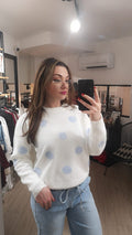 Pull pois bleu sur fond blanc. Photo porté 