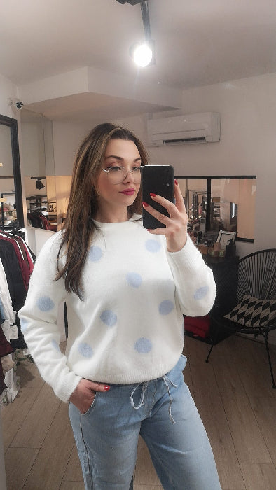 Pull pois bleu sur fond blanc. Photo porté 