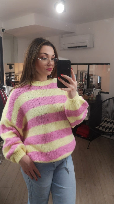 Pull rayé jaune et rose . photo porté.