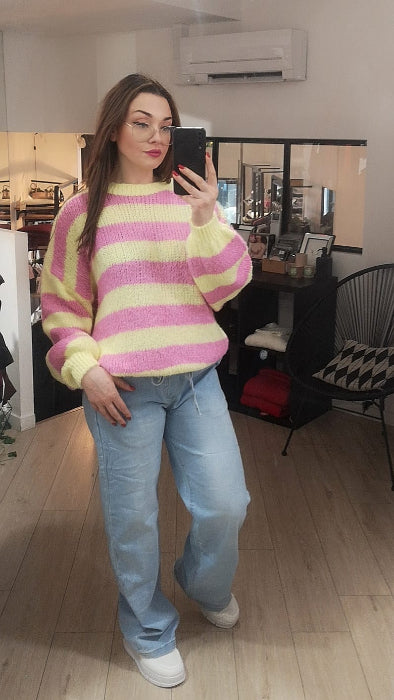 Pull rayé jaune et rose . photo porté.