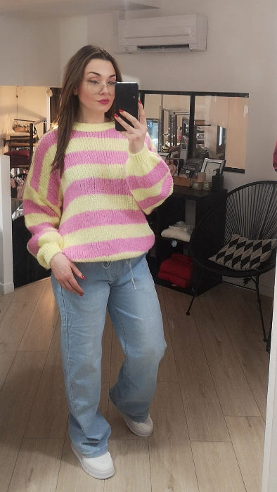 Pull rayé jaune et rose . photo porté.