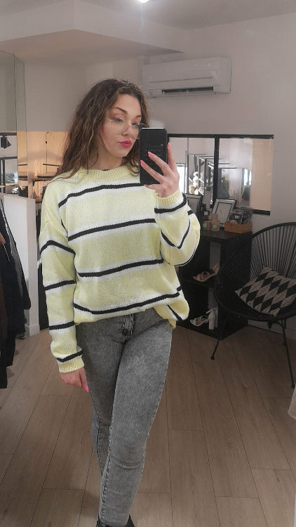 Pull over size jaune avec des rayures blanches et noir. photo porté