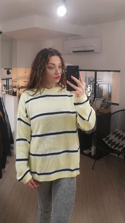 Pull over size jaune avec des rayures blanches et noir. photo porté