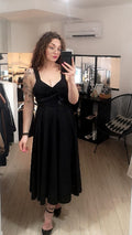 Robe de cérémonie longueur midi. colorie noir. Photo porté.