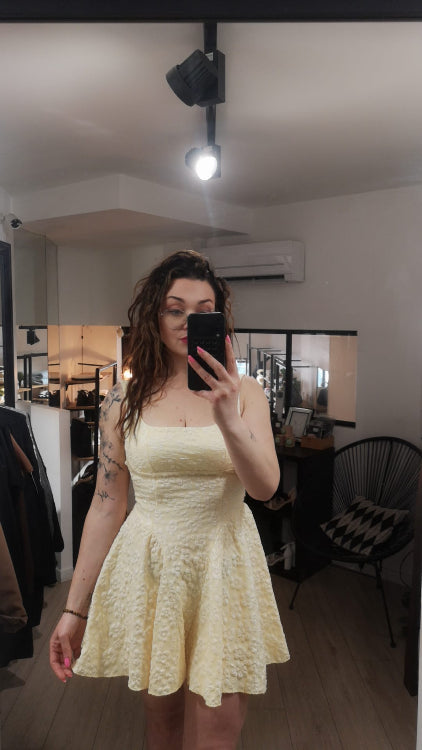 robe patineuse décolleté en U en tissus gaufré. photo porté colorie jaune