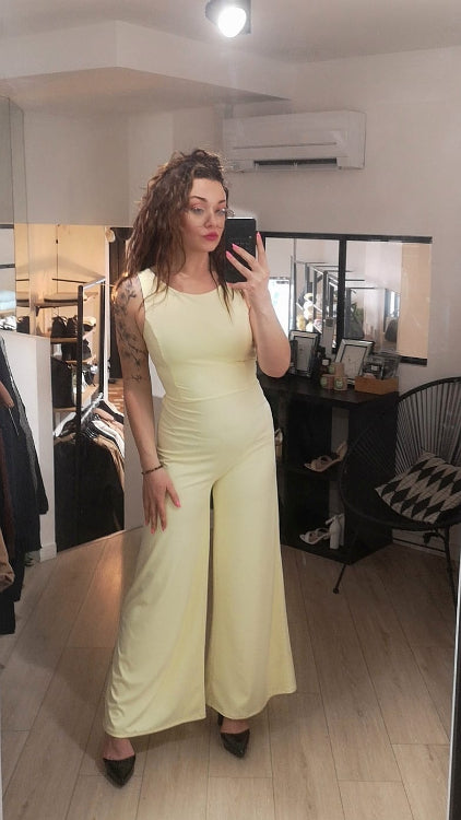 combinaison habillé sans manches, dos lacé. photo porté colorie jaune.