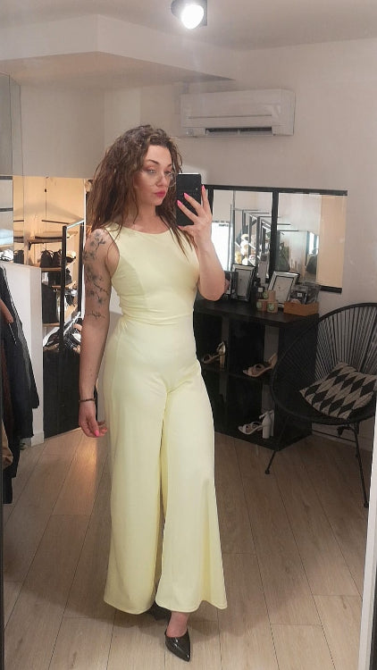 combinaison habillé sans manches, dos lacé. photo porté colorie jaune.