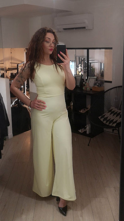 combinaison habillé sans manches, dos lacé. photo porté colorie jaune.