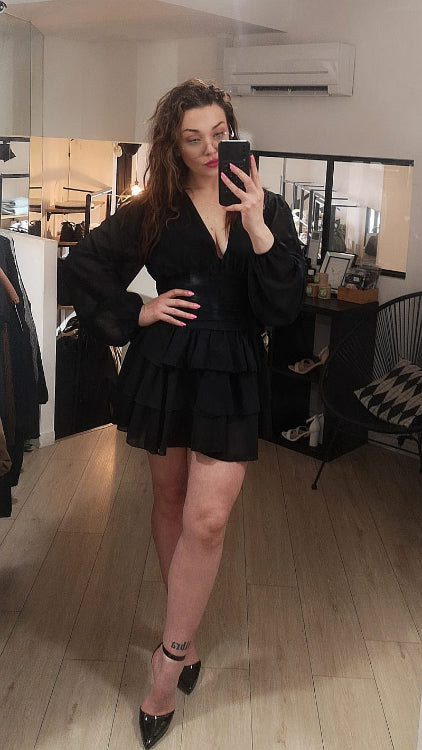 robe courte en voile volanté. col V manches longue. colorie noir. Photo porté.