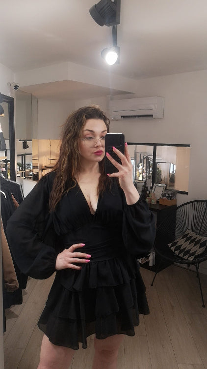 robe courte en voile volanté. col V manches longue. colorie noir. Photo porté.