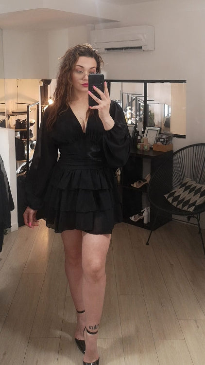 robe courte en voile volanté. col V manches longue. colorie noir. Photo porté.