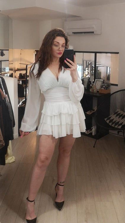 robe courte en voile volanté. col V manches longue. colorie blanc. Photo porté.