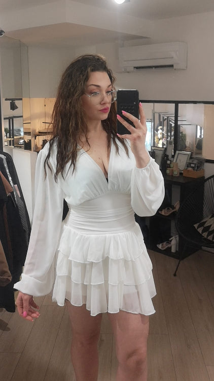 robe courte en voile volanté. col V manches longue. colorie blanc. Photo porté.