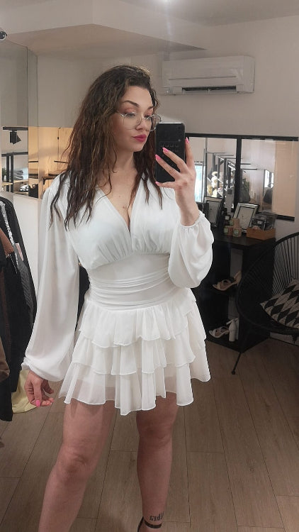 robe courte en voile volanté. col V manches longue. colorie blanc. Photo porté.