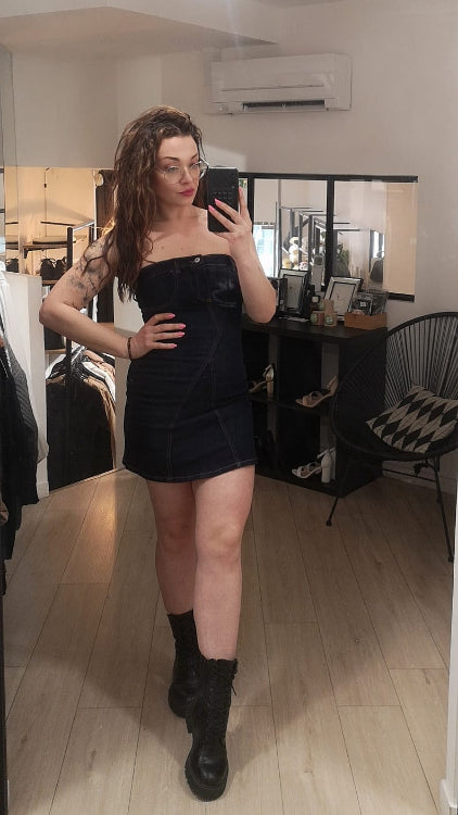 Robe bustier en jean . photo porté