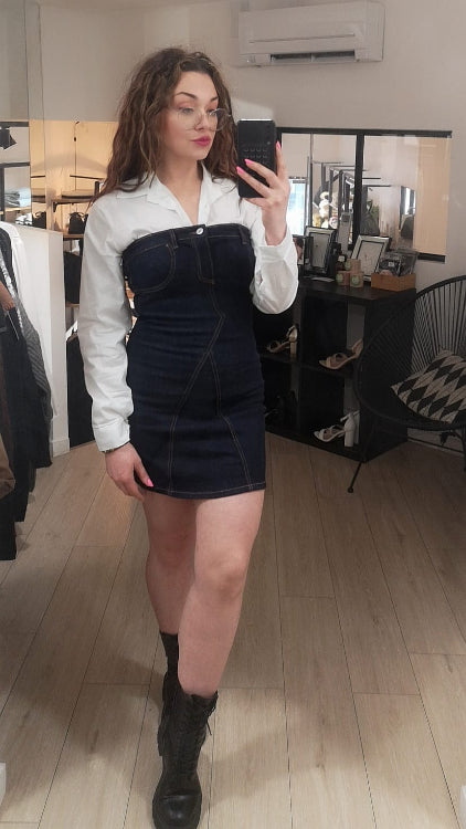 Robe bustier en jean porté avec une chemise blanche