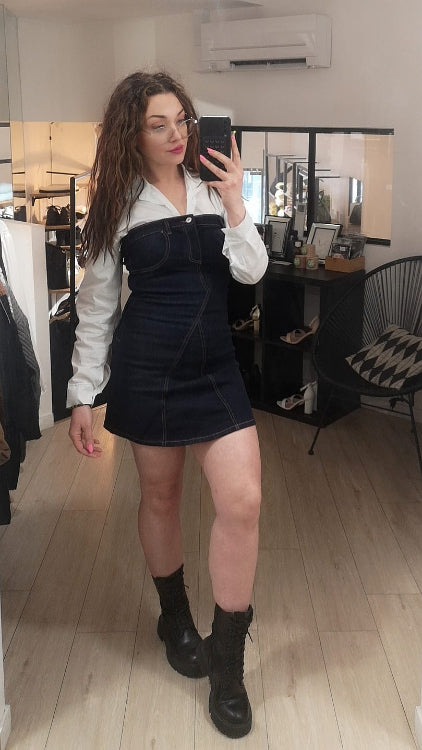 Robe bustier en jean porté avec une chemise blanche