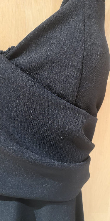 Robe de cérémonie longueur midi. colorie noir. Photo détail.