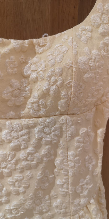 robe patineuse décolleté en U en tissus gaufré. photo détail colorie jaune