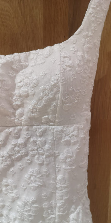 robe patineuse décolleté en U en tissus gaufré. photo détail colorie blanc