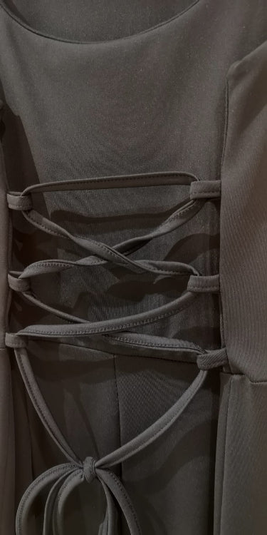 combinaison habillé sans manches, dos lacé. photo détail colorie noir.