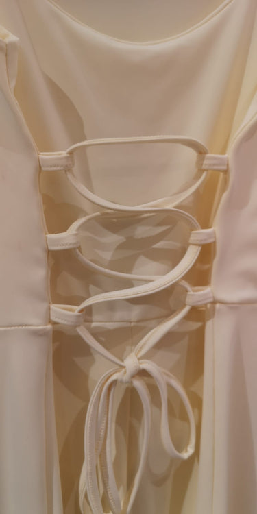 combinaison habillé sans manches, dos lacé. photo détail colorie jaune.