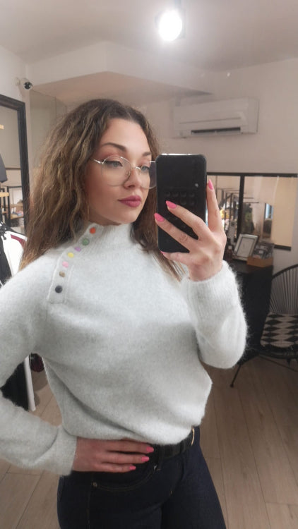 Pull gris chiné col montant avec boutons multicolore. Photo porté.