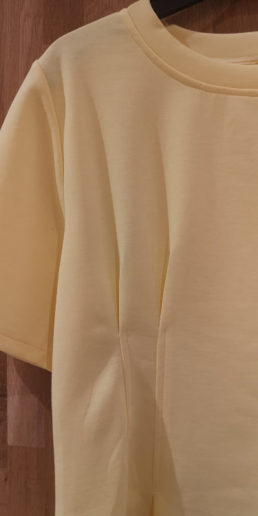 T-Shirt col rond manches courte cintré a la taille. Photo détail. Colorie jaune pale.