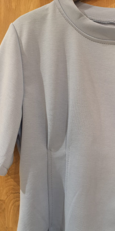 T-Shirt col rond manches courte cintré a la taille. Photo détail. Colorie Bleu ciel.