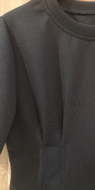 T-Shirt col rond manches courte cintré a la taille. Photo détail. Colorie noir.