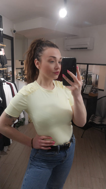 T-shirt col rond manches courtes avec épaules drapées jaune. 
Photo porté. 