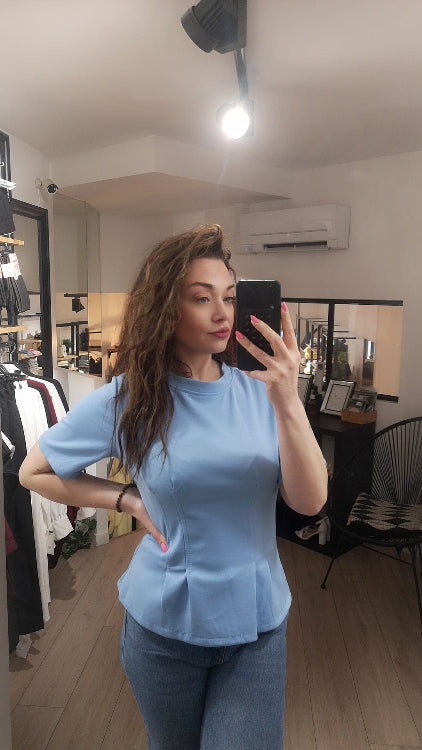 T-Shirt col rond manches courte cintré a la taille. Photo porté. Colorie Bleu ciel.