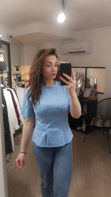 T-Shirt col rond manches courte cintré a la taille. Photo porté. Colorie Bleu ciel.