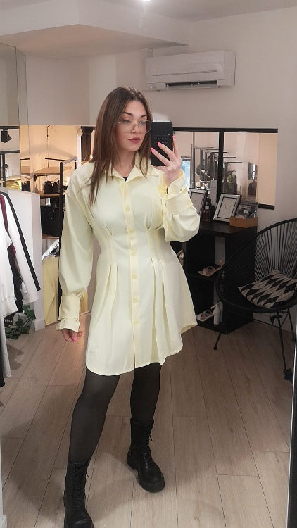 Robe chemise cintré a la taille. Photo porté colorie jaune. 