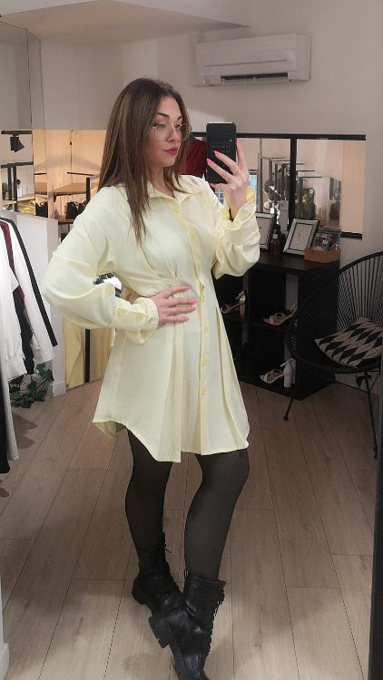 Robe chemise cintré a la taille. Photo porté colorie jaune. 