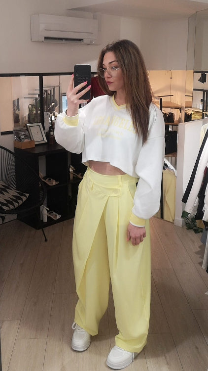 Pantalon porte feuille colorie jaune . Photo porté. 