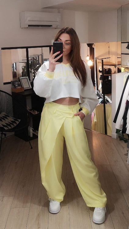 Pantalon porte feuille colorie jaune . Photo porté. 