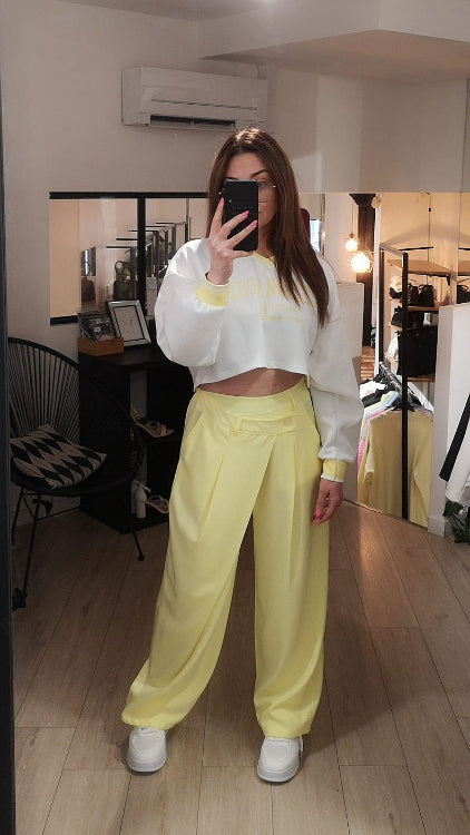 Pantalon porte feuille colorie jaune . Photo porté. 