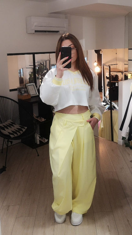 Pantalon porte feuille colorie jaune . Photo porté. 