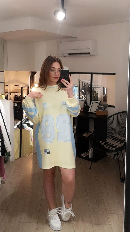 Robe T-shirt maillot de sport colorie jaune/bleu . photo porté.