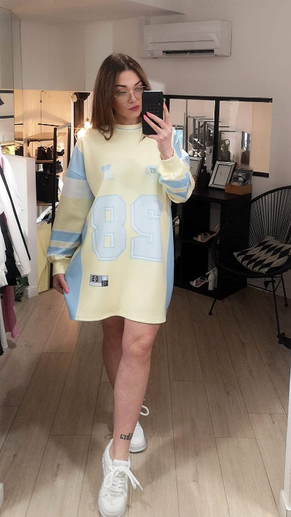 Robe T-shirt maillot de sport colorie jaune/bleu . photo porté.