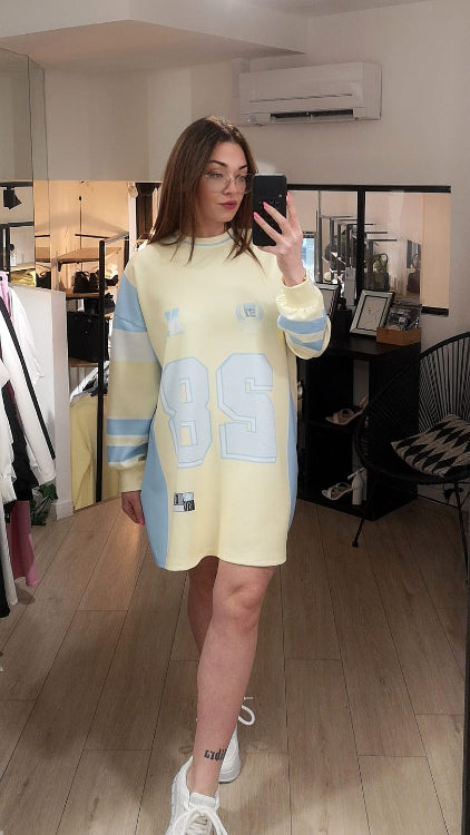 Robe T-shirt maillot de sport colorie jaune/bleu . photo porté.