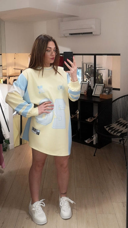 Robe T-shirt maillot de sport colorie jaune/bleu . photo porté.