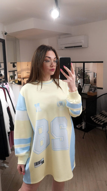 Robe T-shirt maillot de sport colorie jaune/bleu . photo porté.