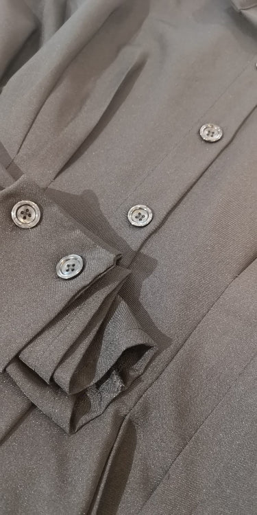 Robe chemise cintré a la taille. Photo détail colorie noir. 