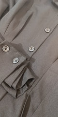 Robe chemise cintré a la taille. Photo détail colorie noir. 